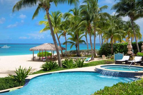 Kolam renang di atau dekat dengan Beachcomber 02