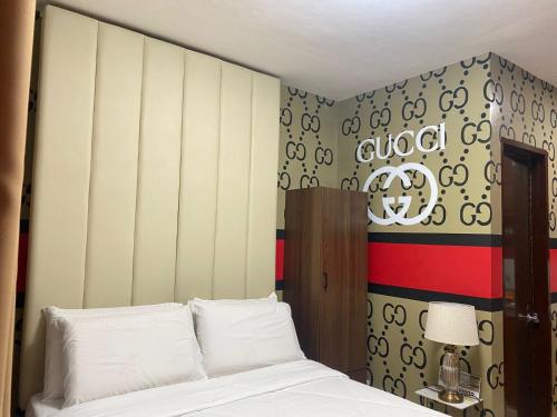 a bedroom with a bed and a striped wall at MDM Hotel in Cordova