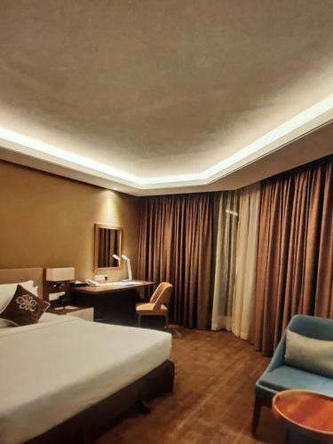 Postel nebo postele na pokoji v ubytování Azure Crown Hotel & Suite