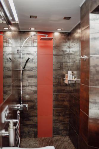 a shower with a red door in a bathroom at Apartament w centrum Brzeska 1 in Brzesko