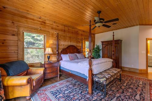 una camera da letto con un letto, un divano e una sedia di A High Country Retreat a Boone