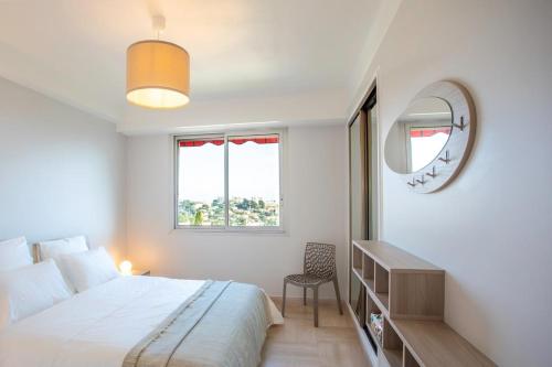 Superb top floor, sea and mountain view
