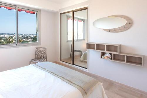 Superb top floor, sea and mountain view