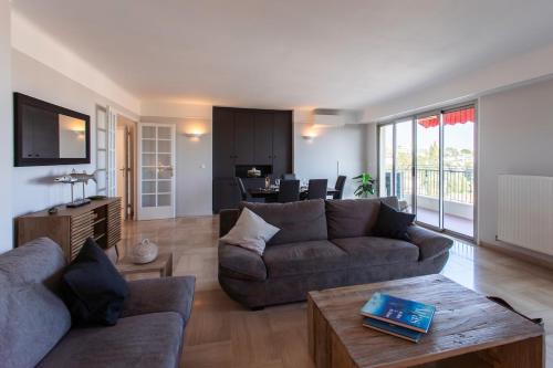 Superb top floor, sea and mountain view