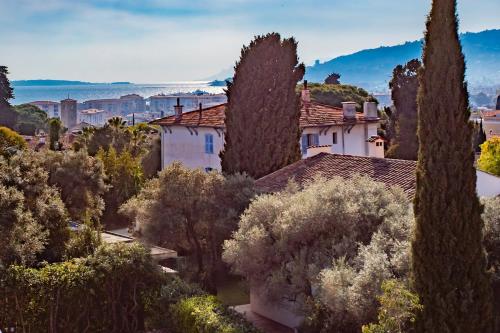 Superb top floor, sea and mountain view