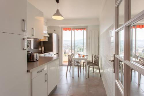 Superb top floor, sea and mountain view