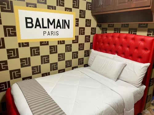 a bed with a red headboard and a sign on a wall at MDM Hotel in Cordova