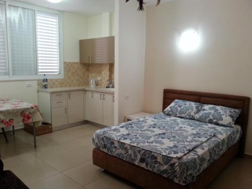 En eller flere senge i et værelse på Apartments Petah Tiqwa - Bar Kochva Street