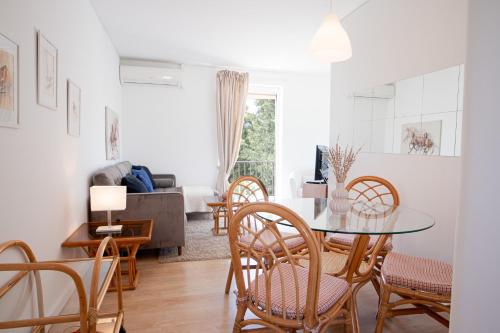 a dining room and living room with a glass table and chairs at Quinta do Boição in Lisbon