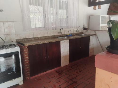 a kitchen with a sink and a stove at Linda Chacara com Piscina próximo a Piracicaba in Piracicaba