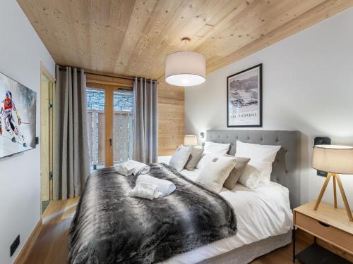 ein Schlafzimmer mit einem großen Bett und weißen Kissen in der Unterkunft Appartement 118m², près des pistes, 8 personnes, 5 flocons or - FR-1-570-44 in Praranger