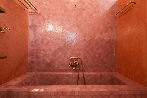 Ein Badezimmer in der Unterkunft Riad Ajmal