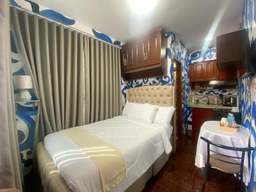 a bedroom with a bed and a table and a kitchen at MDM Hotel in Cordova
