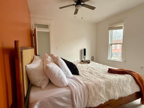 Cama o camas de una habitación en Short North Convention King Bed Free Parking!