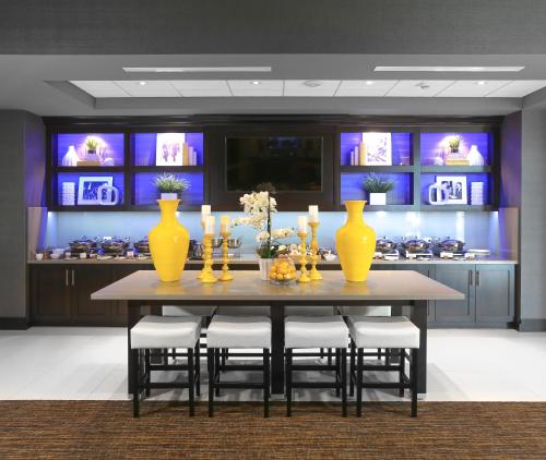 Thức uống tại Holiday Inn and Suites East Peoria by IHG