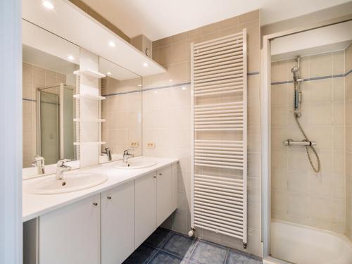 Un baño con dos lavabos y una ducha. en Brit Eerste, en Galopen