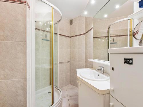 un baño con ducha y lavabo en Klokjesbloem Gelijkvloers, en Galopen