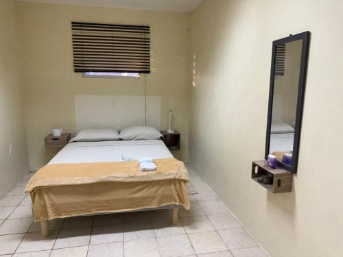 Ένα ή περισσότερα κρεβάτια σε δωμάτιο στο Yesenia's Guest House