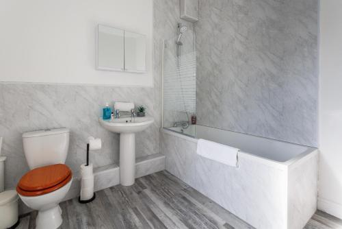 een badkamer met toilet, wastafel en bad bij 3 Bed House - Sleeps 5 - Parking - Wifi in New Brancepeth