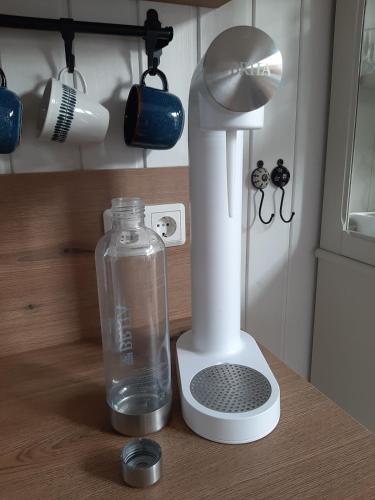 a blender and a bottle on a table at Ferienhaus Zerpini in Wandlitz