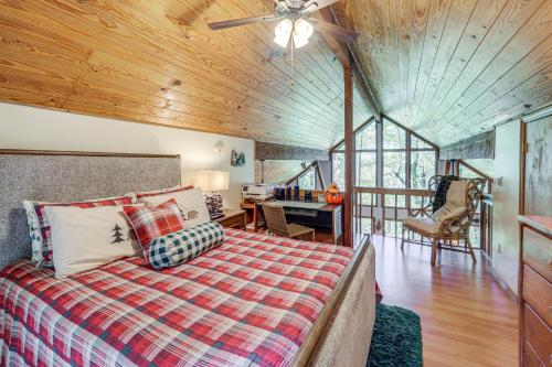 ein Schlafzimmer mit einem Bett und einer Holzdecke in der Unterkunft Near Skiing, 2 Furnished Decks Newland Retreat! in Pineola