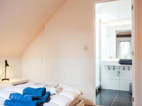 Un dormitorio con una cama con almohadas azules. en The Green, en Barvaux