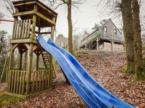 un parque infantil con un tobogán azul y una torre en The Green, en Barvaux