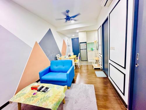 sala de estar con silla azul y mesa en Velocity Residence linkway Sunway mall, en Kuala Lumpur