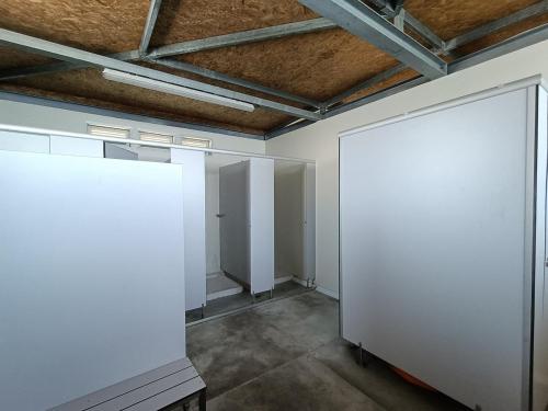 een lege kamer met twee witte muren en een plafond bij Portuguese Sailboat Experience I in Lissabon