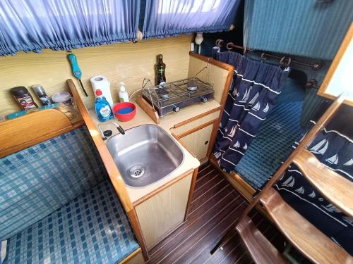 een kleine keuken met een wastafel in een boot bij Portuguese Sailboat Experience I in Lissabon