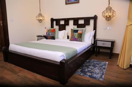 Un dormitorio con una cama grande en una habitación. en Pyramid Hotels & Resorts, en Debre Zeyit