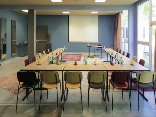 a large conference room with a large table and chairs at Mercure Reims Parc Des Expositions in Reims