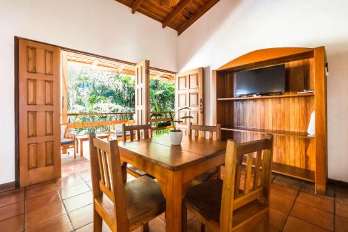 Ola Bonita BeachFront Apart Hotelにあるテレビまたはエンターテインメントセンター