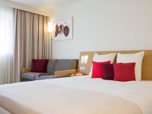Postel nebo postele na pokoji v ubytování Novotel Rouen Sud Zenith Parc Expo