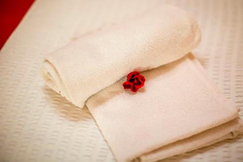 a white napkin with a red rose on it at Gästehaus Biobauernhof Mandl in Murau