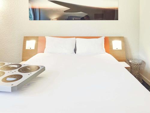 Кровать или кровати в номере ibis Styles Marseille Aéroport