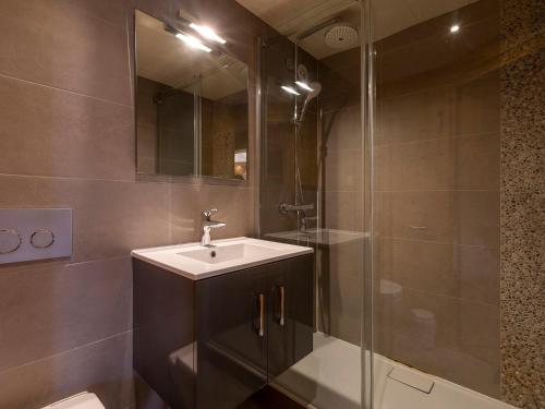 a bathroom with a sink and a shower at Charmant Appartement Rénové de 3 Chambres au Centre d'Avoriaz, Proche des Commerces et Pistes - FR-1-314-116 in Avoriaz