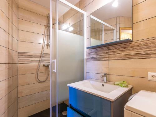 Un baño con lavabo y ducha en Appartement 3 pièces pour 6 pers. avec balcon et wifi, proche pistes et commerces à Avoriaz - FR-1-314-152, en Morzine