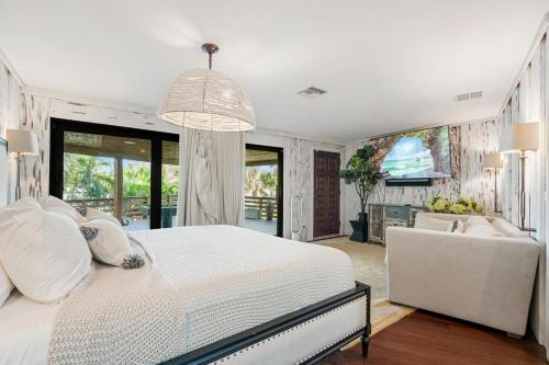 Voodi või voodid majutusasutuse Poolside Paradise Steps from the Sand toas