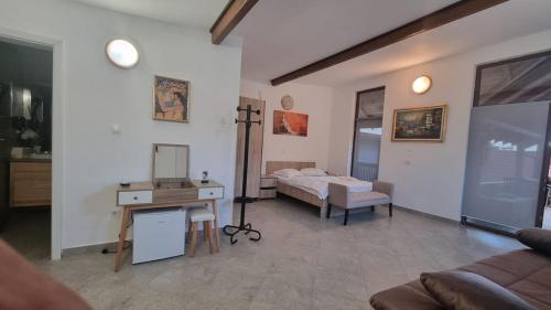 En eller flere senge i et værelse på Casa de sub brazi din Fantanele