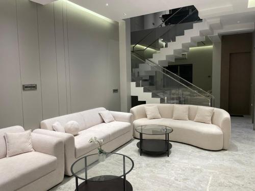 Χώρος καθιστικού στο The Villa Exotica with Pool, Lawn and Indoor Games