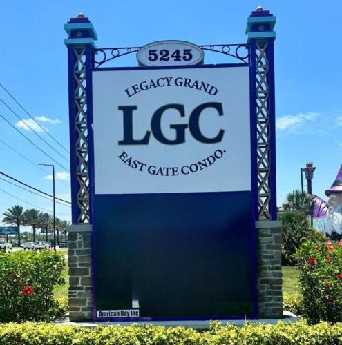 a sign for the ice first gate company at Disney 12 minutes for family, Pool and parking FREE in Kissimmee