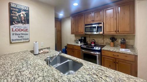 una cocina con fregadero y encimera en Mountain View Penthouse Condo with Loft, Pool, and Hot Tub, en Breckenridge