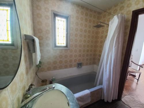 a bathroom with a bath tub and a sink at Casa amplia para 5 personas y cochera, a pasos del centro in La Plata
