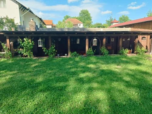 una casa con césped delante en Jablanicki Refugium, en Pružatovac