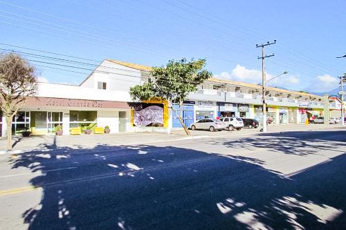 an empty street in a town with a building at VELINN Hotel Guarda Mor in São Sebastião