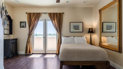 Ένα ή περισσότερα κρεβάτια σε δωμάτιο στο Wilson Creek Manor By AvantStay Sleeps 10 Amazing Estate w Pool Game Room