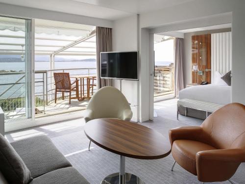 TV a/nebo společenská místnost v ubytování Sofitel Golfe d'Ajaccio Thalassa Sea & Spa