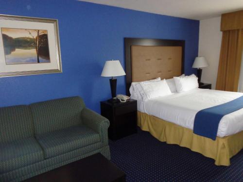 Voodi või voodid majutusasutuse Holiday Inn Express & Suites New Buffalo, MI by IHG toas