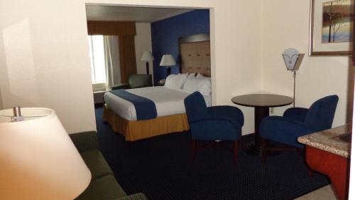 Voodi või voodid majutusasutuse Holiday Inn Express & Suites New Buffalo, MI by IHG toas
